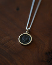 Charger l&#39;image dans la galerie, Pendentif Soli Invicto - Un Bijou Solaire
