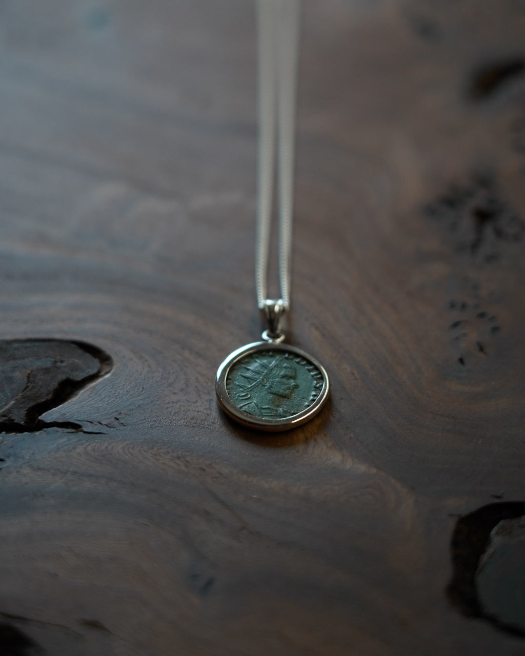 Pendentif “Liberalitas AVG” – Création unique en argent et monnaie romaine
