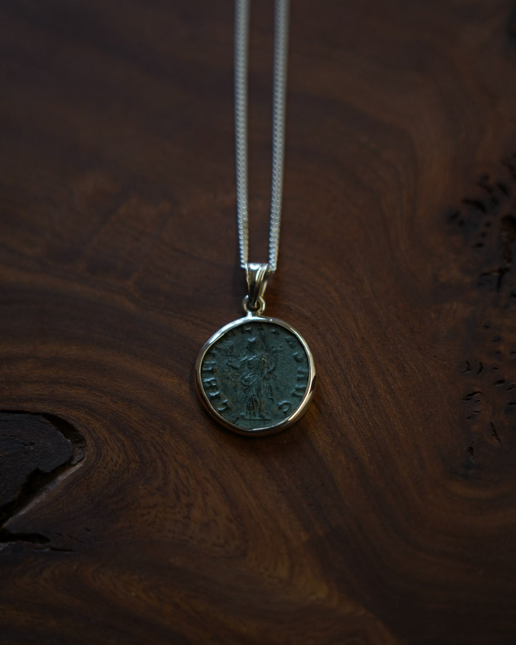 Pendentif “Liberalitas AVG” – Création unique en argent et monnaie romaine