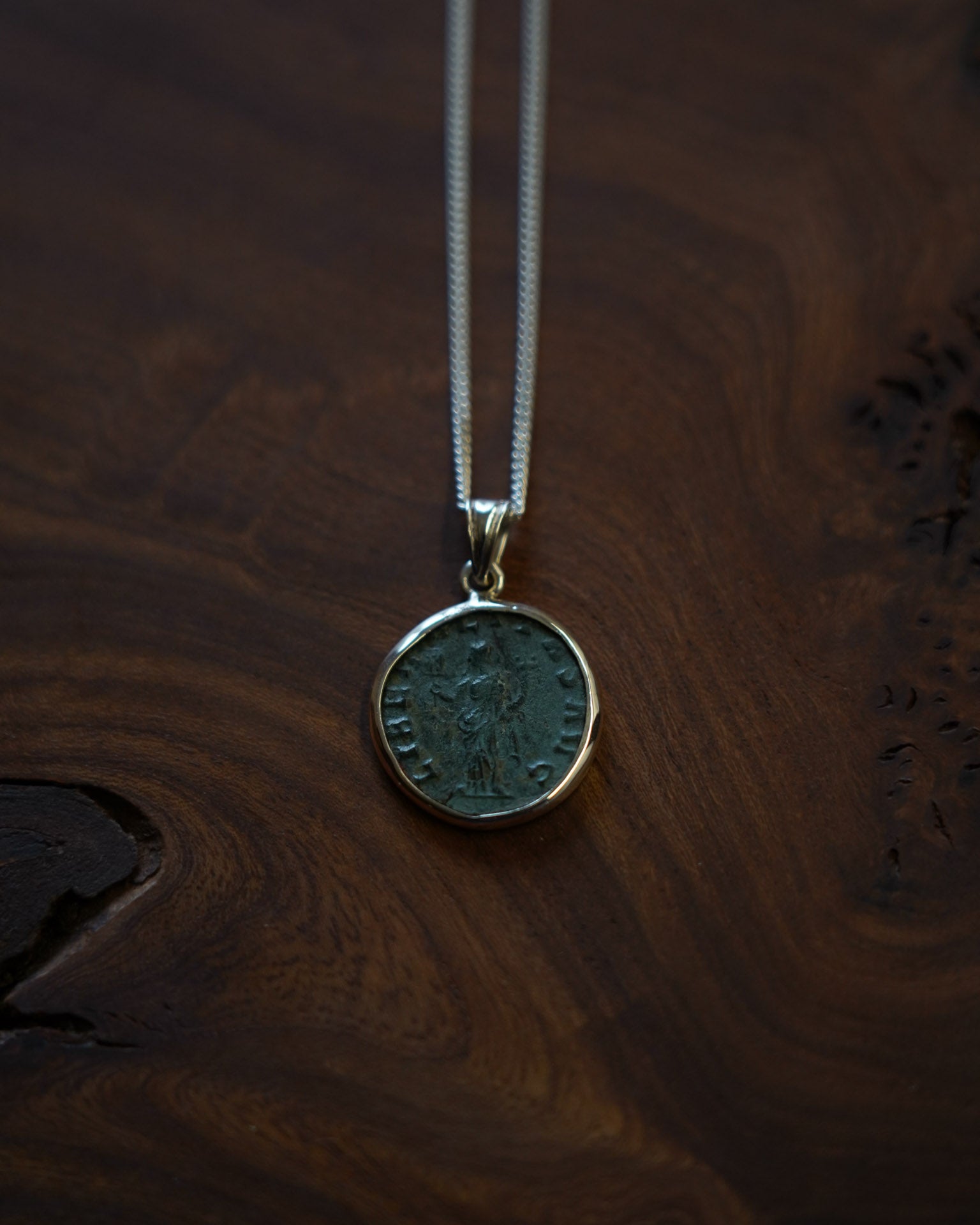 Pendentif “Liberalitas AVG” – Création unique en argent et monnaie romaine