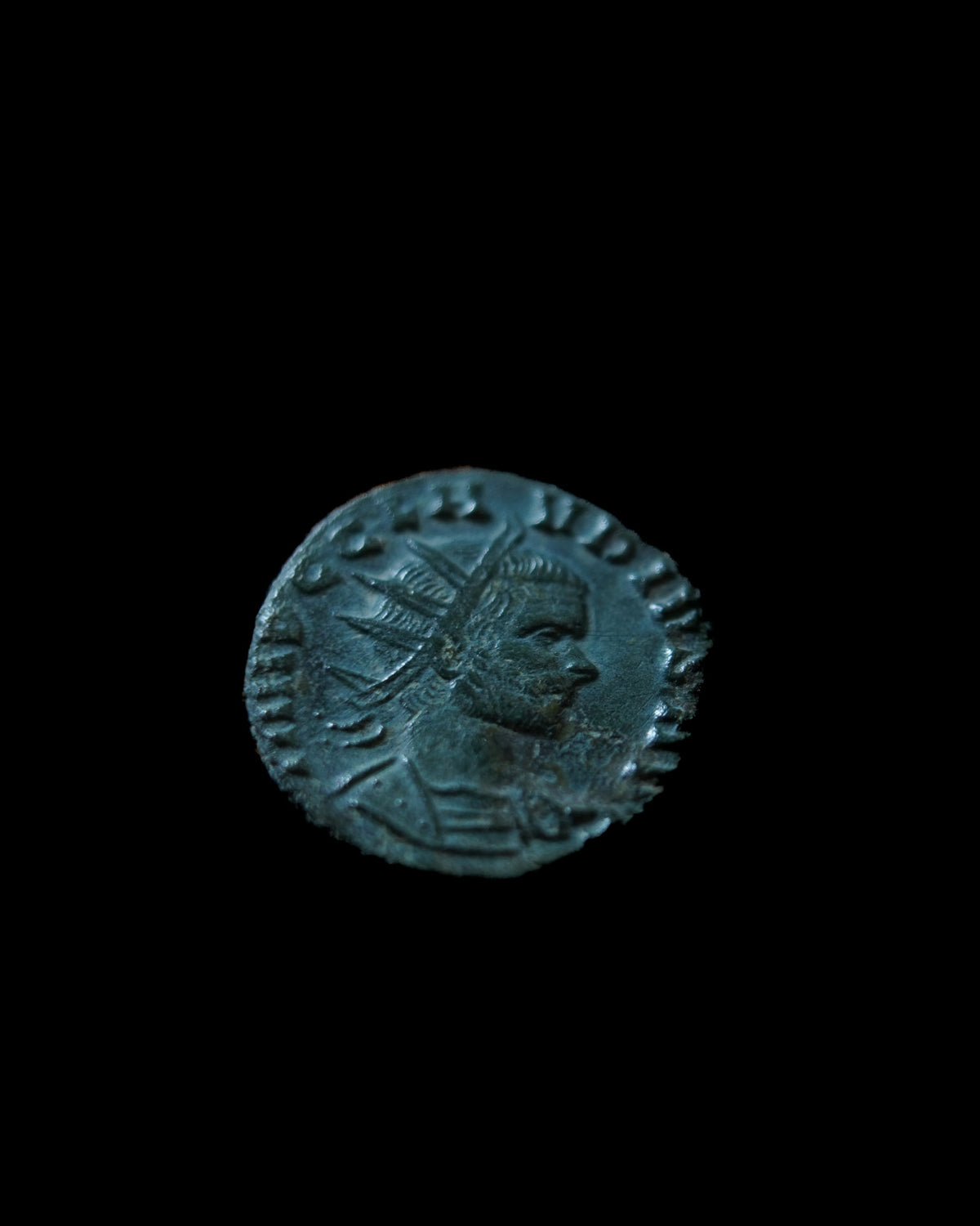 Pendentif “Liberalitas AVG” – Création unique en argent et monnaie romaine