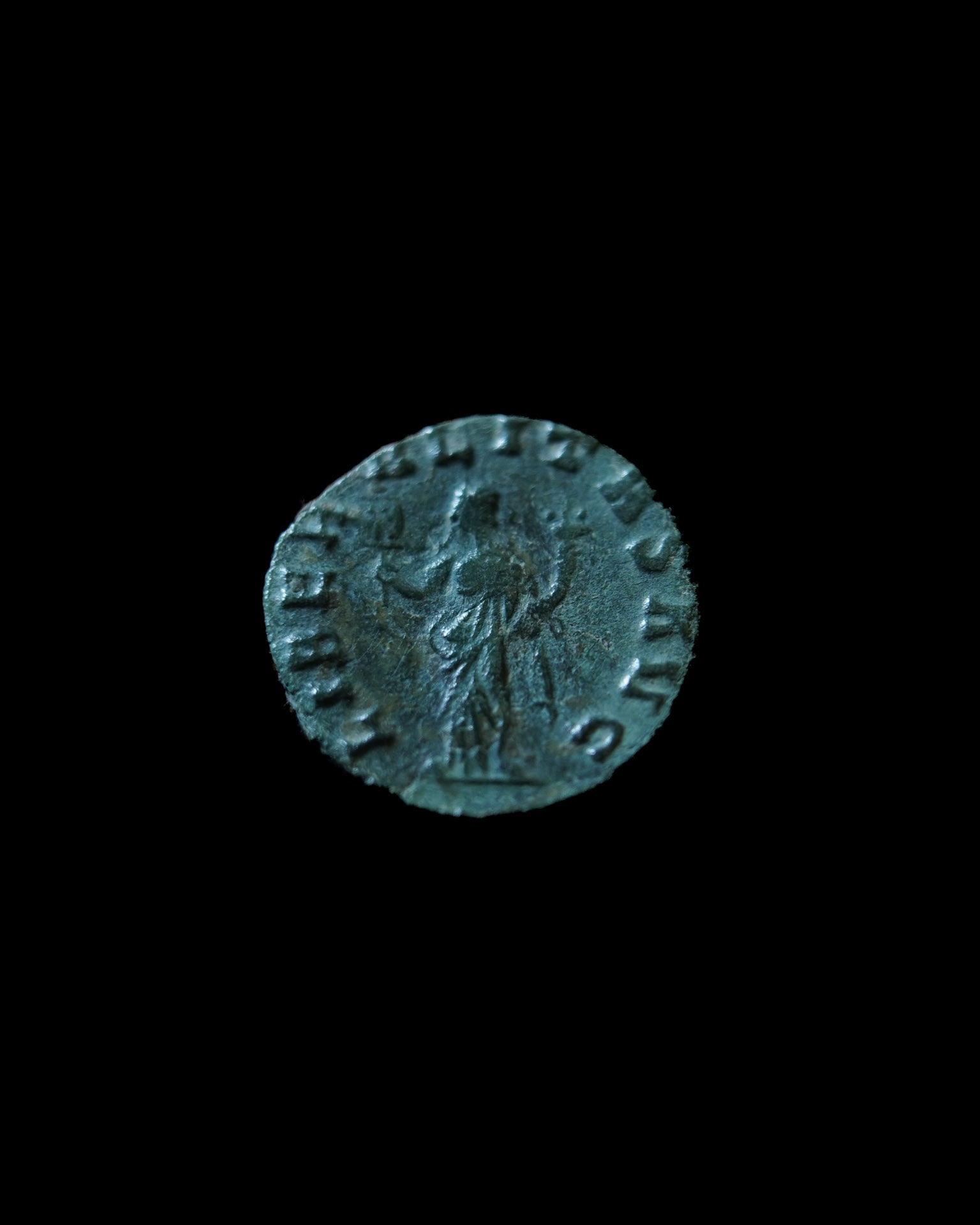 Pendentif “Liberalitas AVG” – Création unique en argent et monnaie romaine