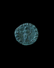 Charger l&#39;image dans la galerie, Pendentif “Liberalitas AVG” – Création unique en argent et monnaie romaine
