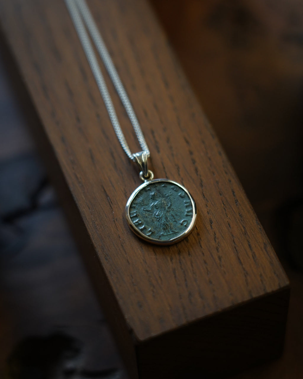Pendentif “Liberalitas AVG” – Création unique en argent et monnaie romaine