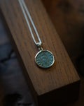 Pendentif “Liberalitas AVG” – Création unique en argent et monnaie romaine