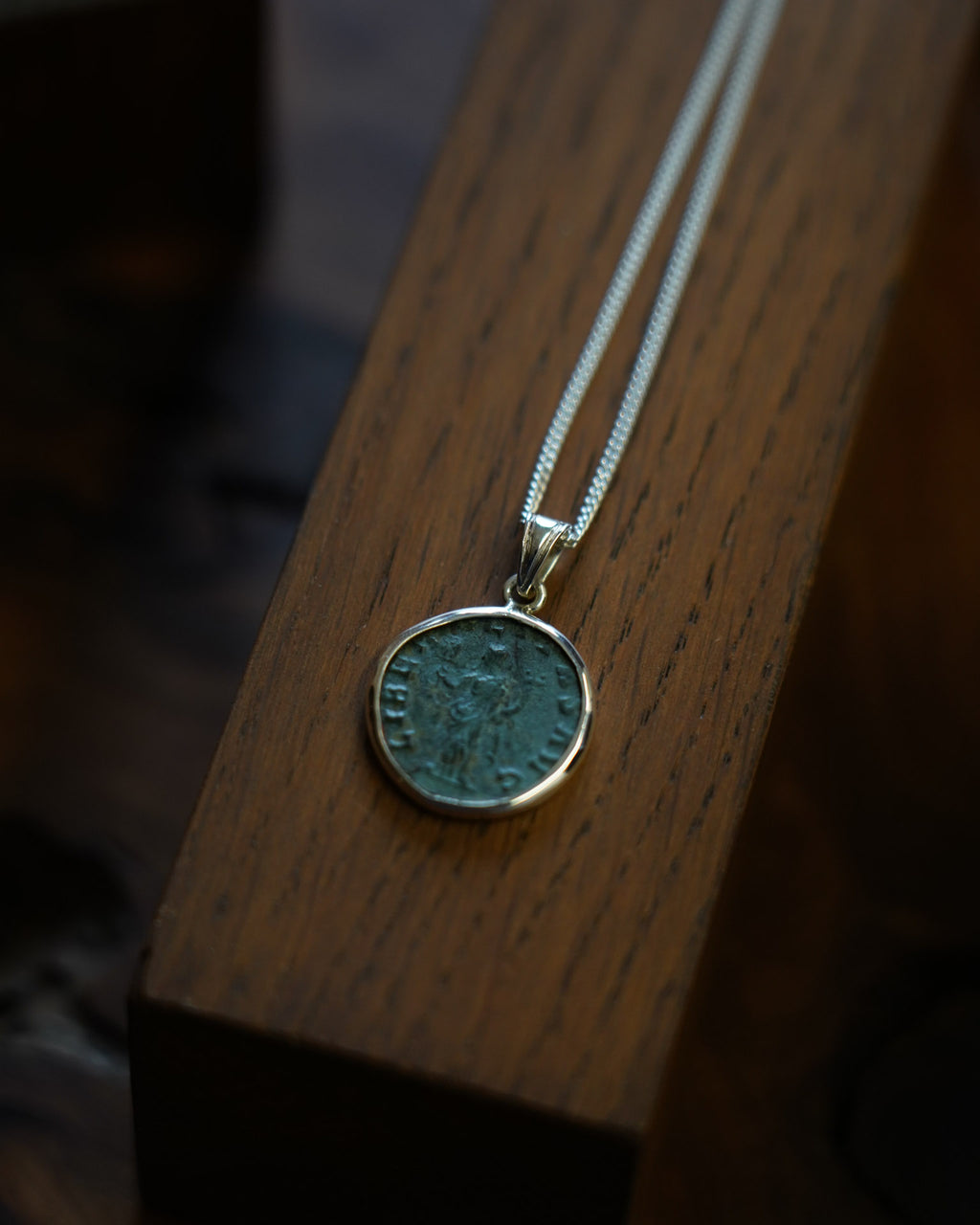 Pendentif “Liberalitas AVG” – Création unique en argent et monnaie romaine