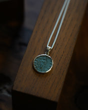 Charger l&#39;image dans la galerie, Pendentif “Liberalitas AVG” – Création unique en argent et monnaie romaine
