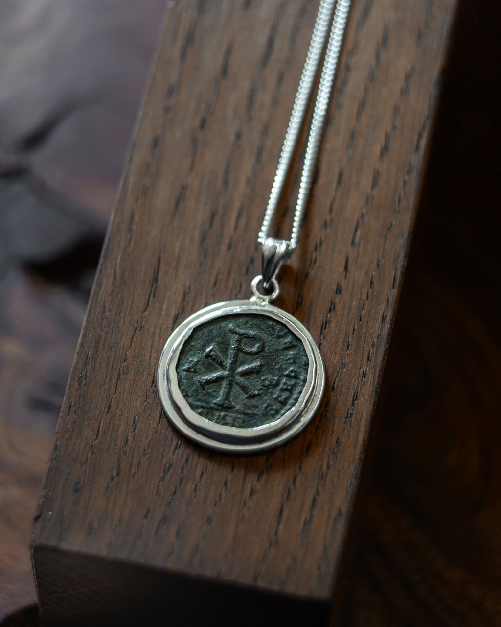 Pendentif Chrisme en argent – Monnaie romaine authentique de 353 après J.-C
