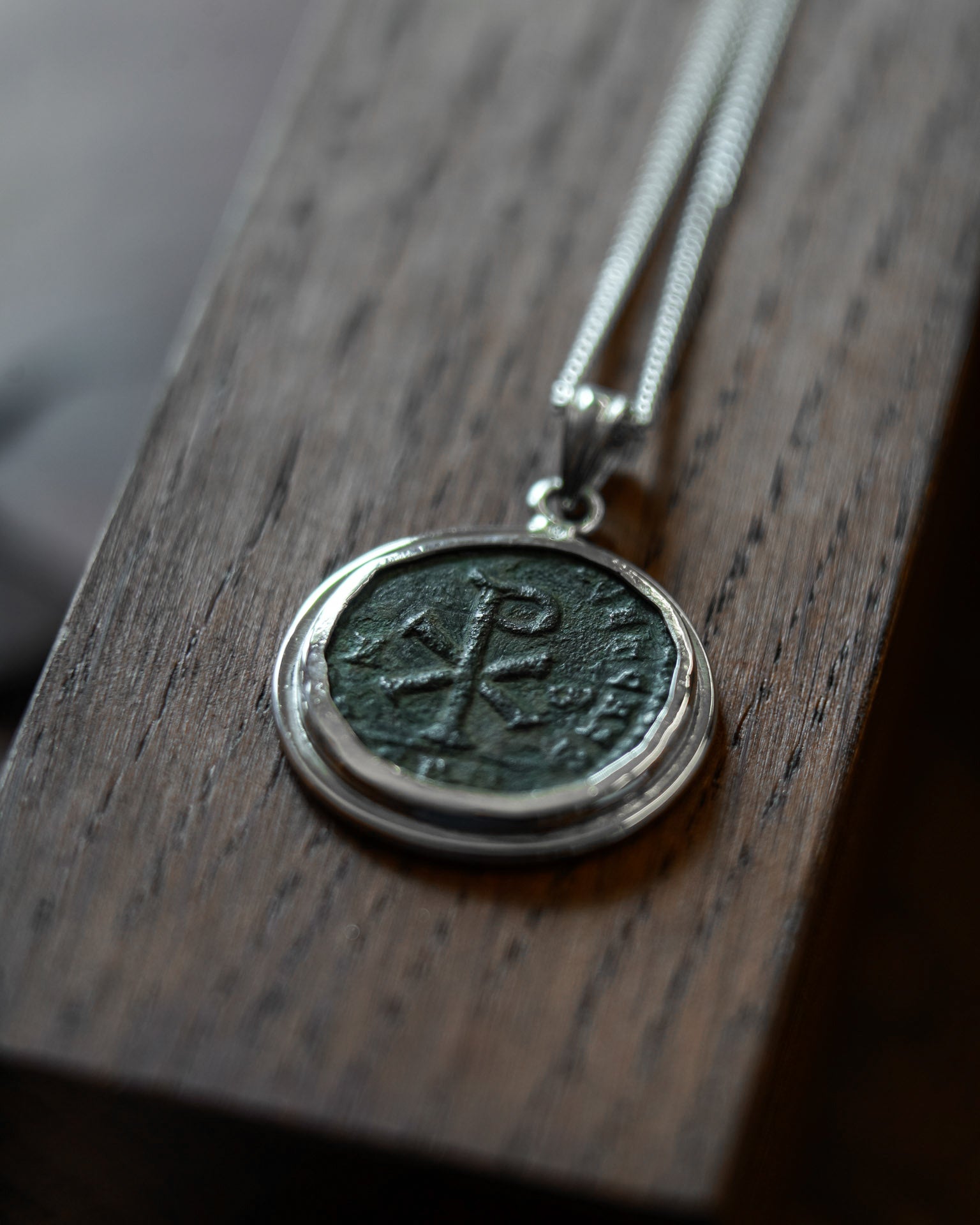 Pendentif Chrisme en argent – Monnaie romaine authentique de 353 après J.-C