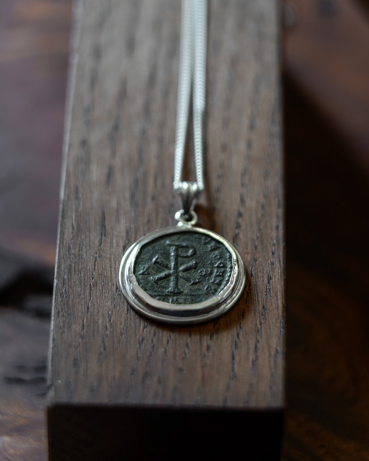 Pendentif Chrisme en argent – Monnaie romaine authentique de 353 après J.-C