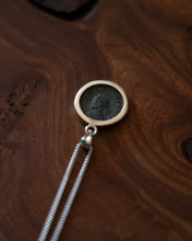 Charger l&#39;image dans la galerie, Pendentif romain en argent – La Porte de Camp
