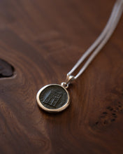 Charger l&#39;image dans la galerie, Pendentif romain en argent – La Porte de Camp
