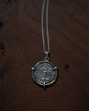 Charger l&#39;image dans la galerie, Pendentif Segetia – Création unique en argent et monnaie romaine (259 ap. J.-C.)
