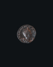 Charger l&#39;image dans la galerie, Pendentif Segetia – Création unique en argent et monnaie romaine (259 ap. J.-C.)
