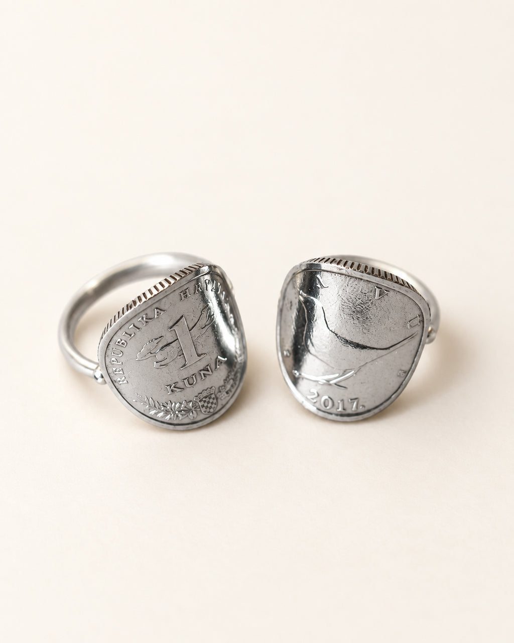 Deux bagues en pièce croate de 1 kuna, présentant les faces martre et rossignol, avec corps en argent.