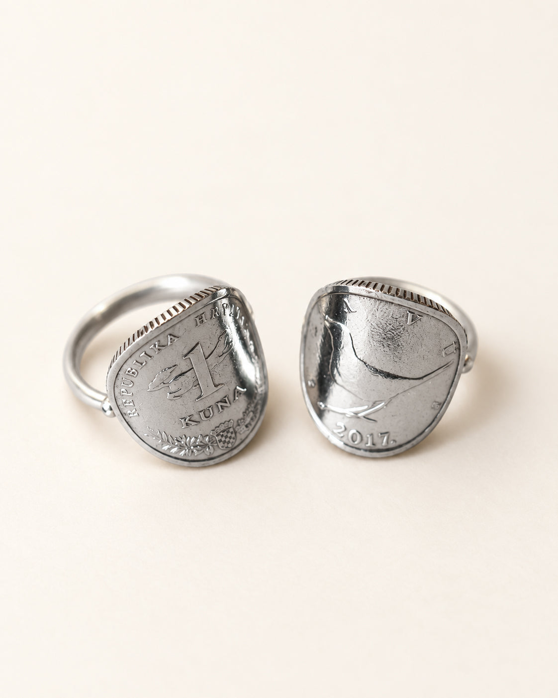 Deux bagues en pièce croate de 1 kuna, présentant les faces martre et rossignol, avec corps en argent.