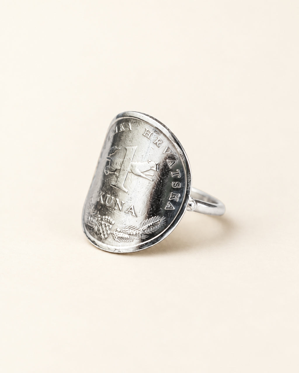 Bague Croatie vue de trois quarts, côté 1 kuna et martre, avec corps de bague en argent.