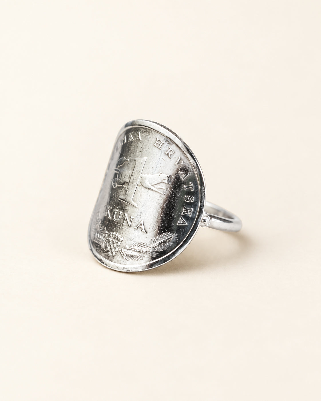 Bague Croatie vue de trois quarts, côté 1 kuna et martre, avec corps de bague en argent.