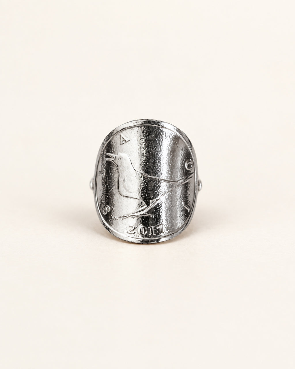 Bague en monnaie croate vue de face, côté rossignol, avec la pièce cintrée.
