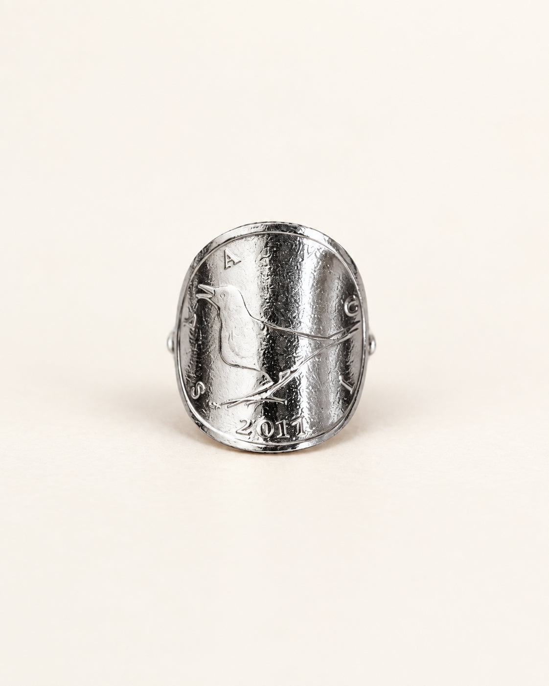 Bague en monnaie croate vue de face, côté rossignol, avec la pièce cintrée.