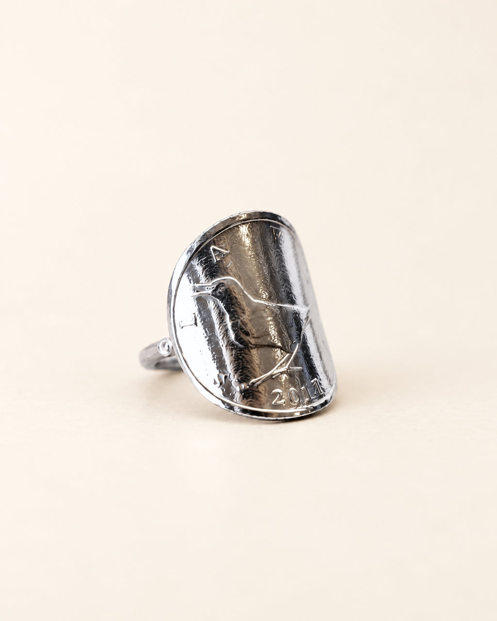 Bague de 1 kuna côté rossignol, vue de trois quarts sur fond clair.