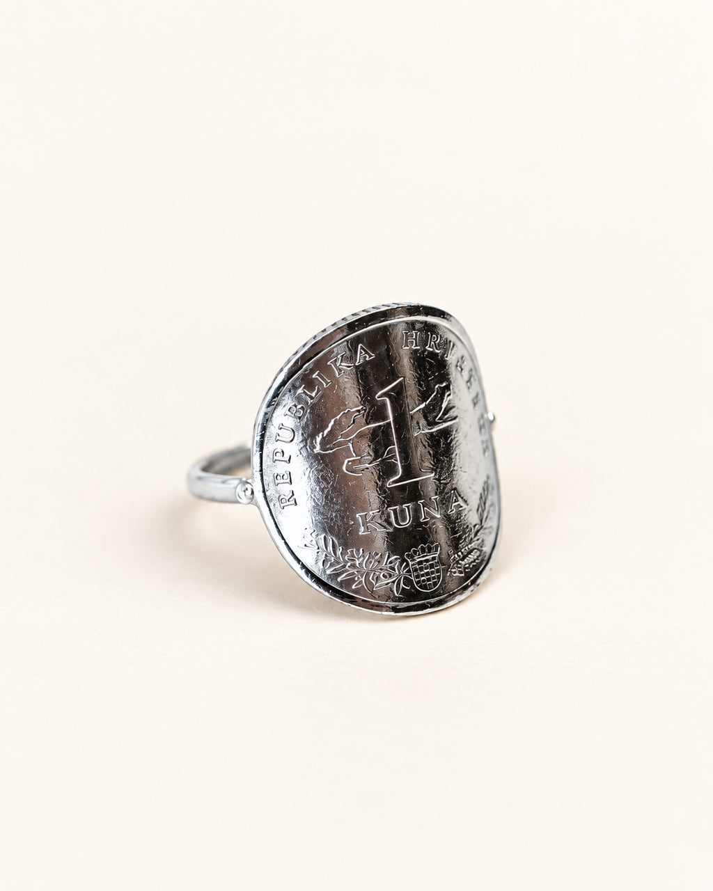 Détail de la bague Croatie côté rossignol et inscription SLAVUJ, avec le corps en argent visible.
