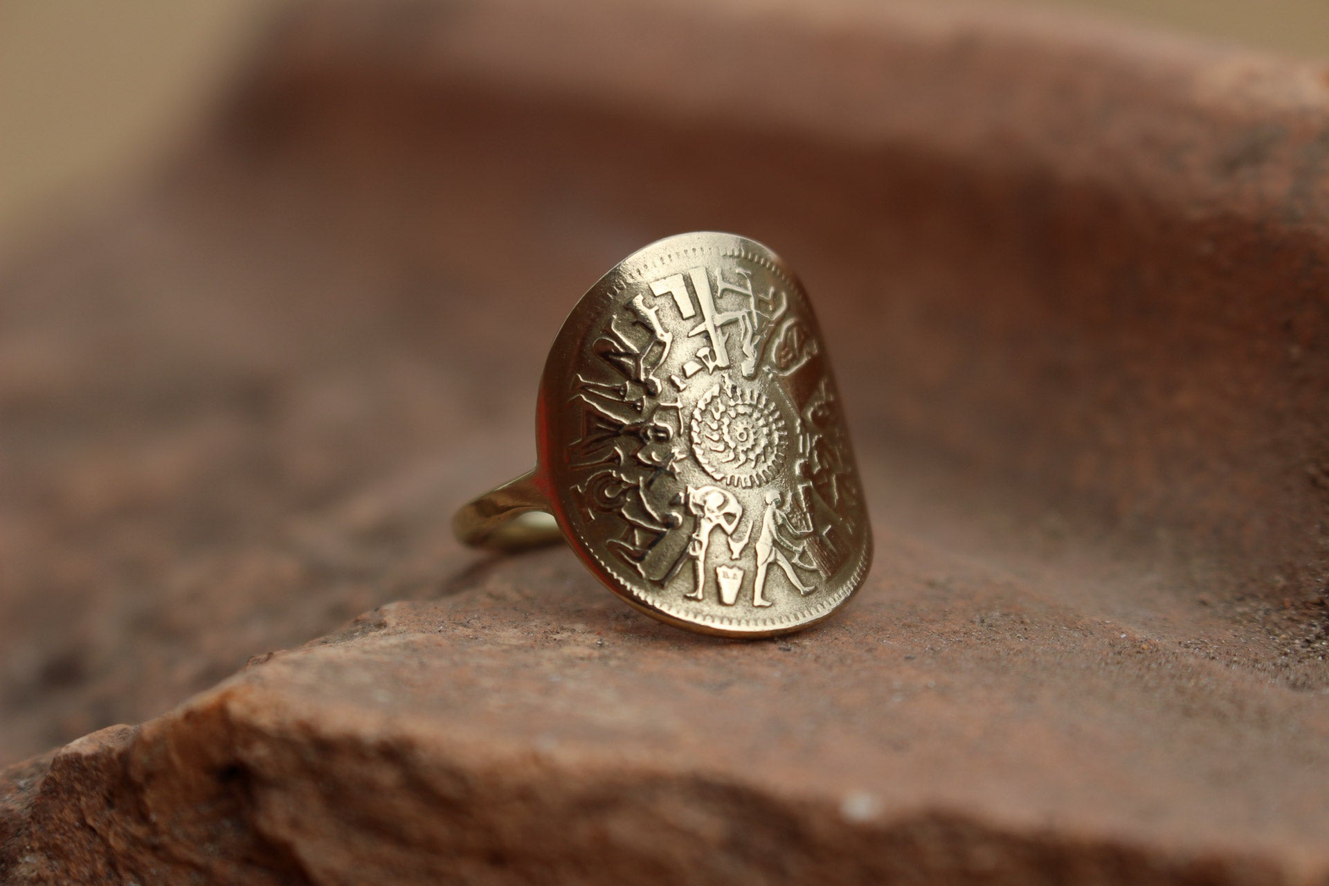 Bague Égyptienne en Pièce de bronze, gravée de Hiéroglyphes
