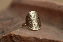 Charger l&#39;image dans la galerie, Bague Égyptienne en Pièce de bronze, gravée de Hiéroglyphes
