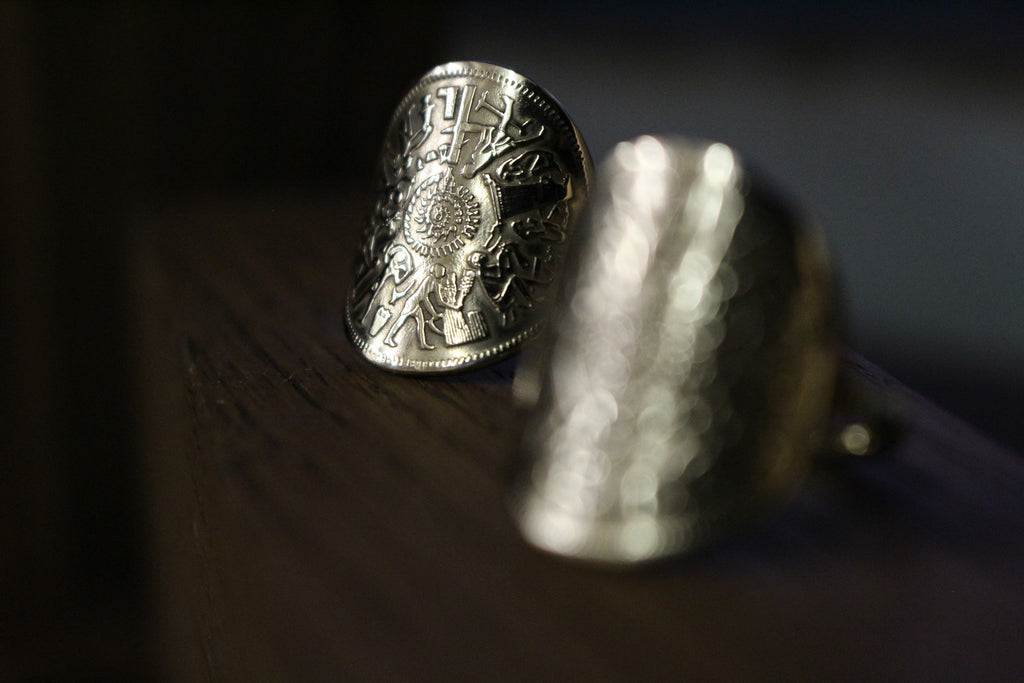 Bague Égyptienne en Pièce de bronze, gravée de Hiéroglyphes