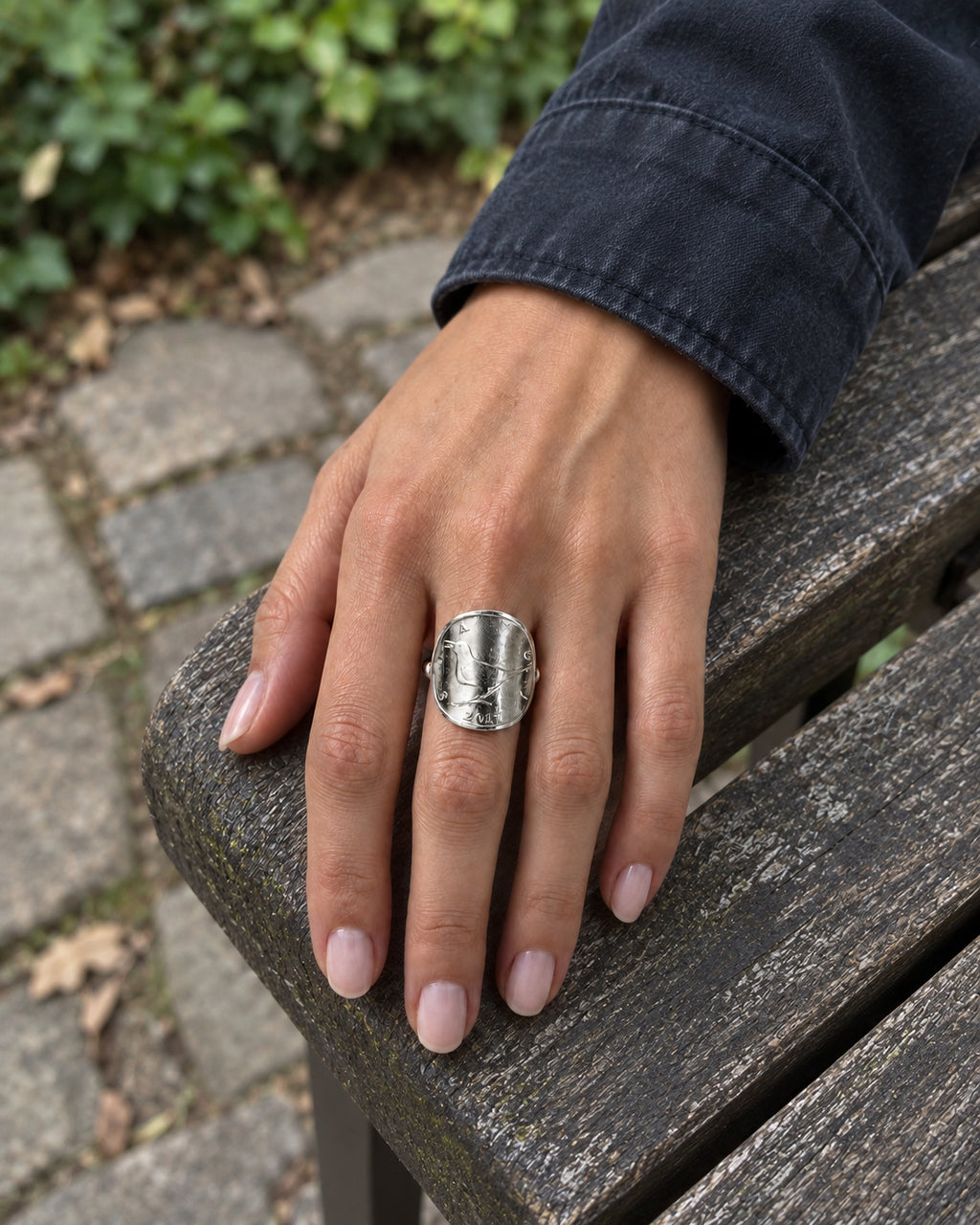 Bague Croatie portée au doigt, montrant la taille et le rendu du motif rossignol sur la main.