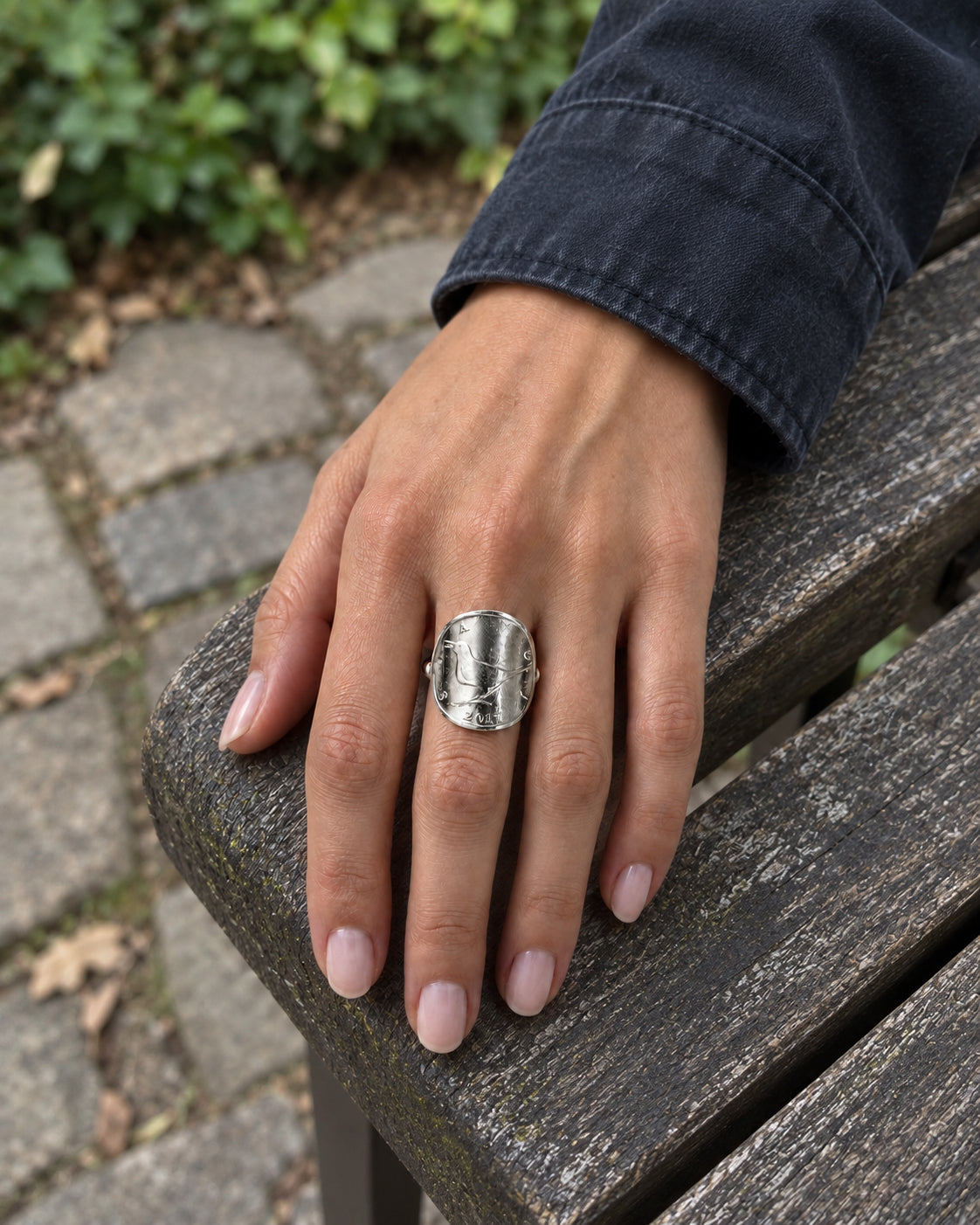 Bague Croatie portée au doigt, montrant la taille et le rendu du motif rossignol sur la main.