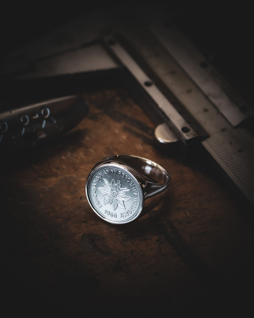 Chevalière en argent avec une pièce de monnaie de Madagascar