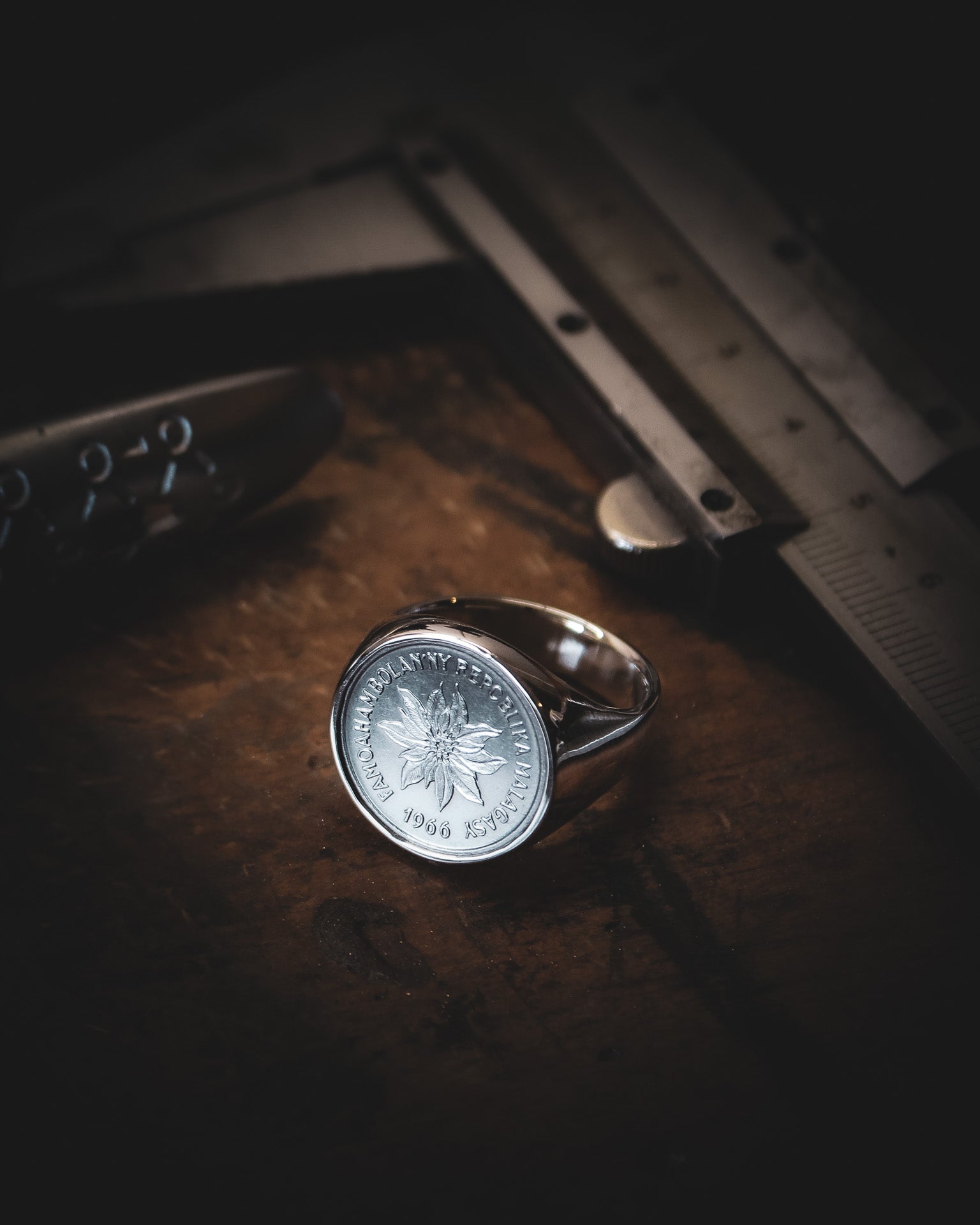 Chevalière en argent avec une pièce de monnaie de Madagascar