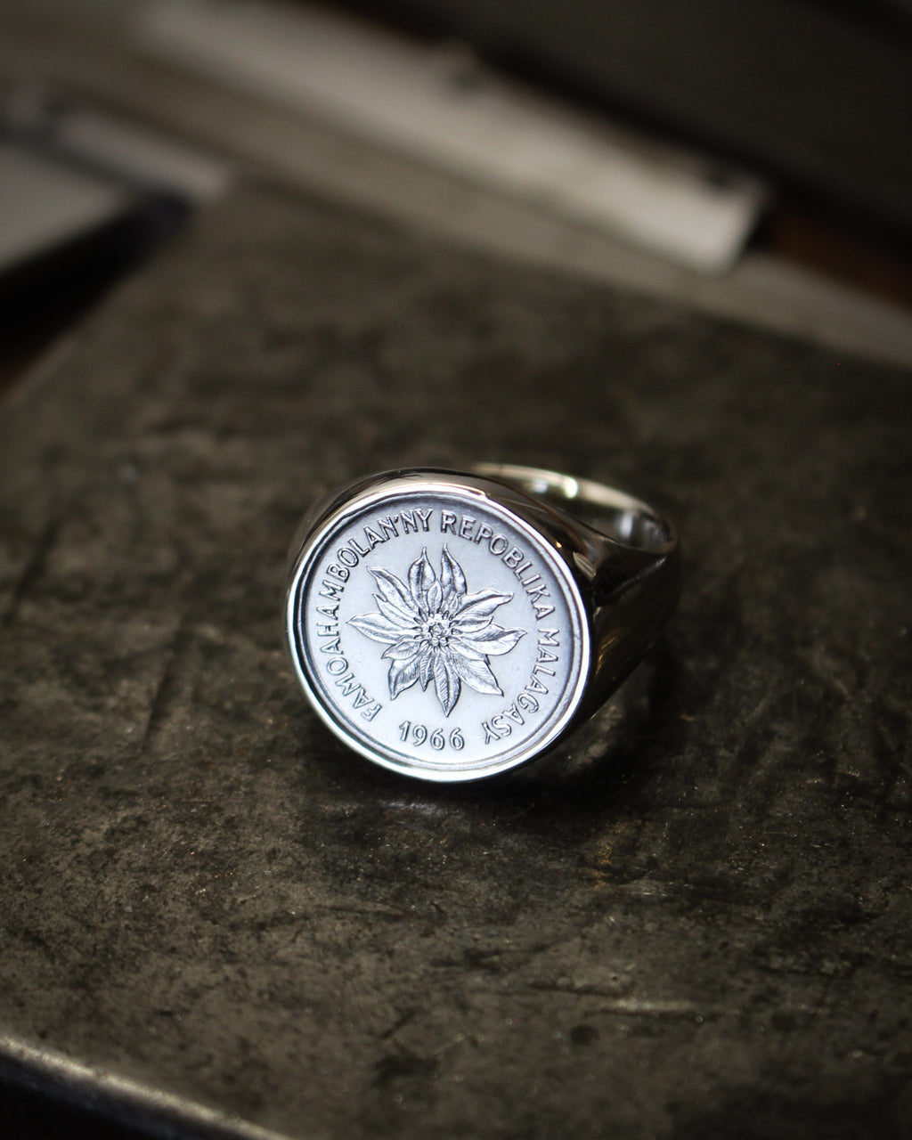 Chevalière en argent avec une pièce de monnaie de Madagascar