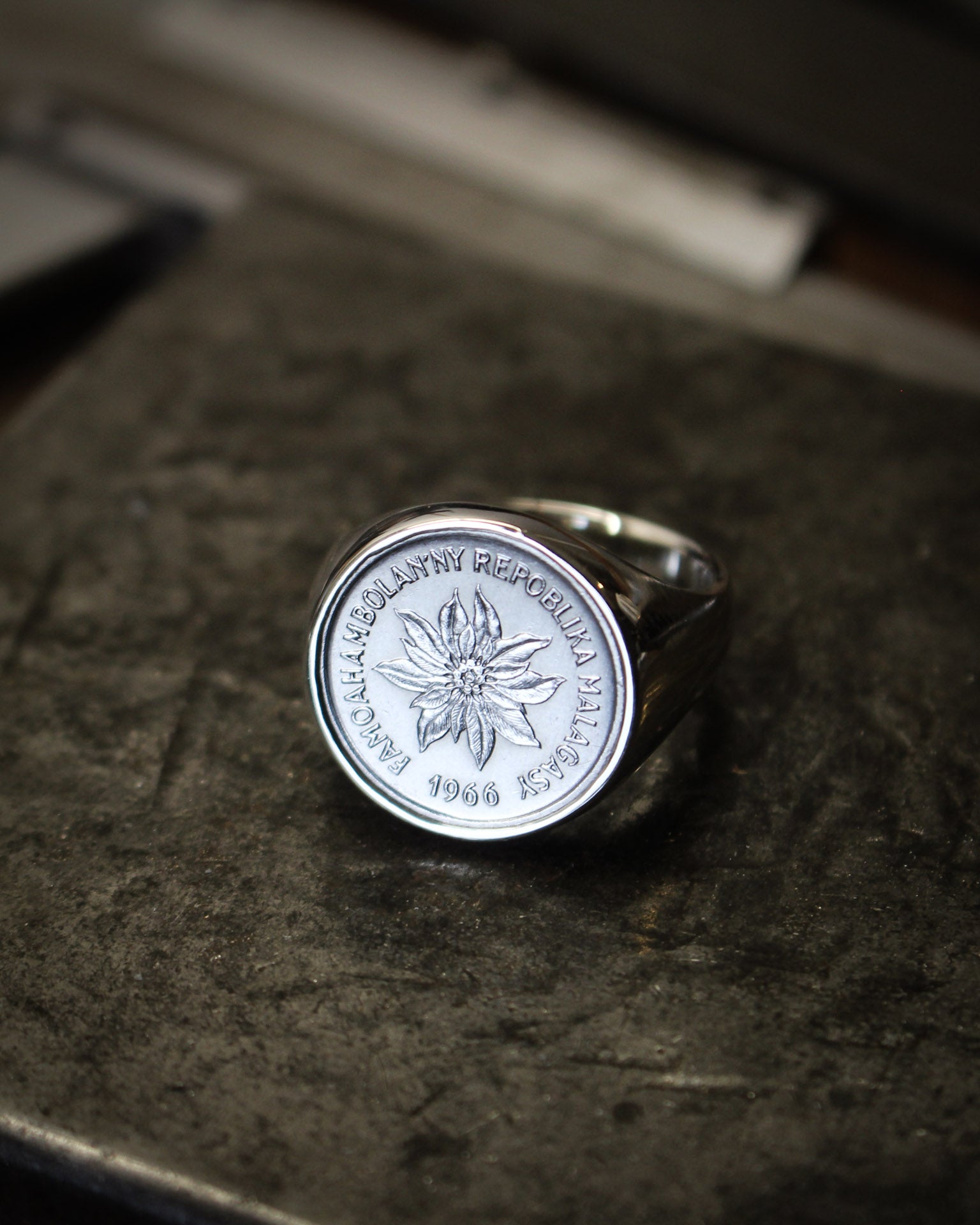 Chevalière en argent avec une pièce de monnaie de Madagascar