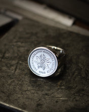 Charger l&#39;image dans la galerie, Chevalière en argent avec une pièce de monnaie de Madagascar
