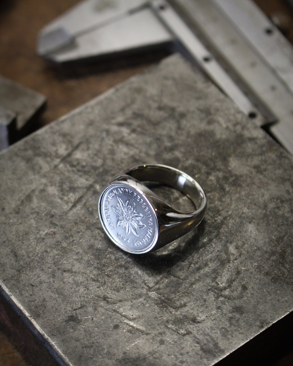 Chevalière en argent avec une pièce de monnaie de Madagascar