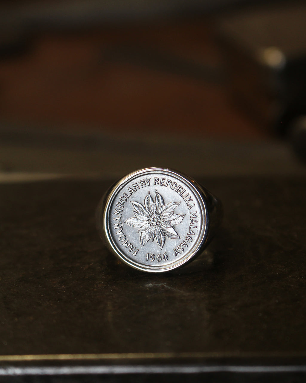 Chevalière en argent avec une pièce de monnaie de Madagascar
