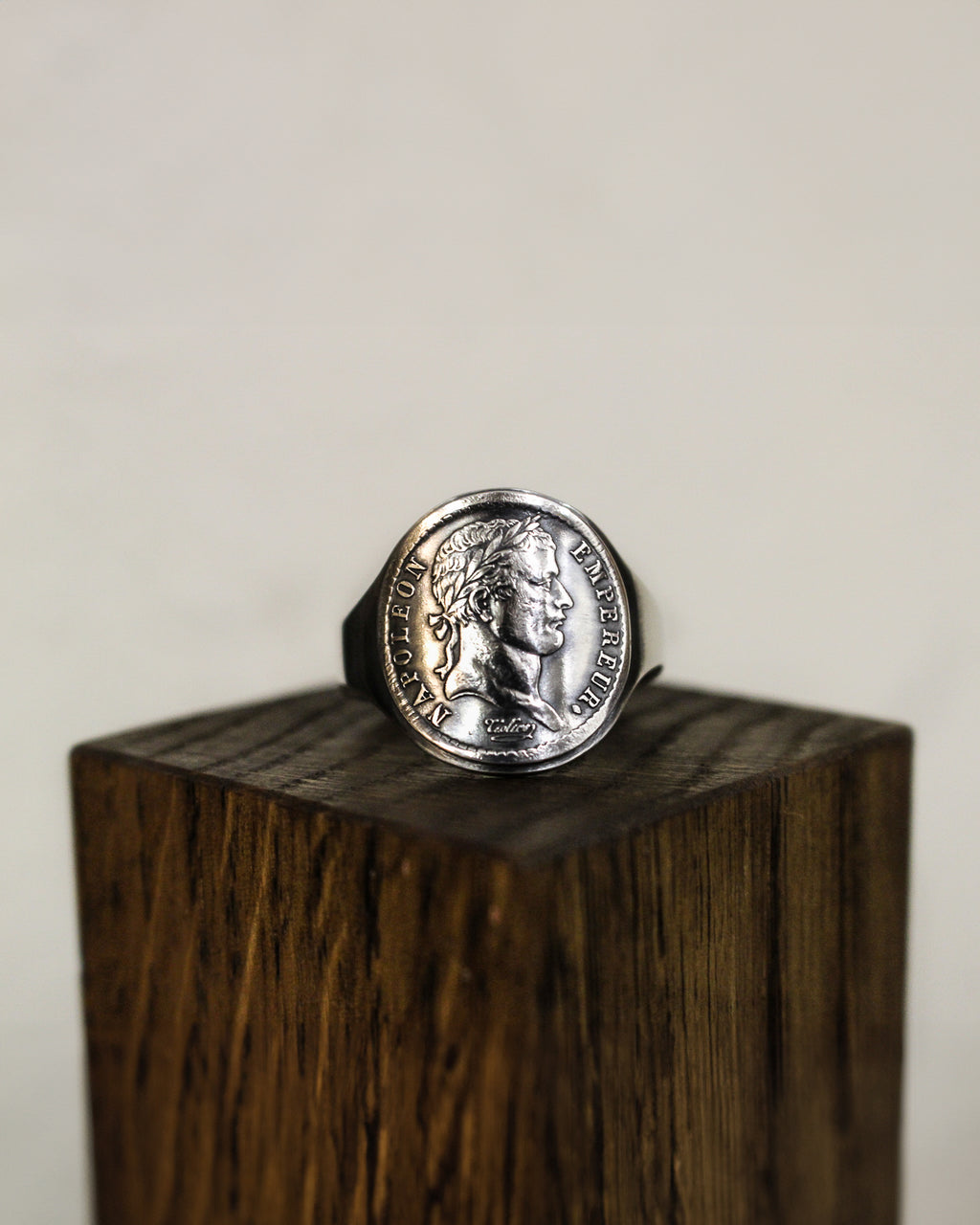 La Chevalière Napoléon en argent.