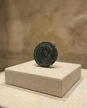 Charger l'image dans la galerie, Pendentif en Argent – La Porte du Ciel | Monnaie Romaine vieille d'environ 1 700 ans.
