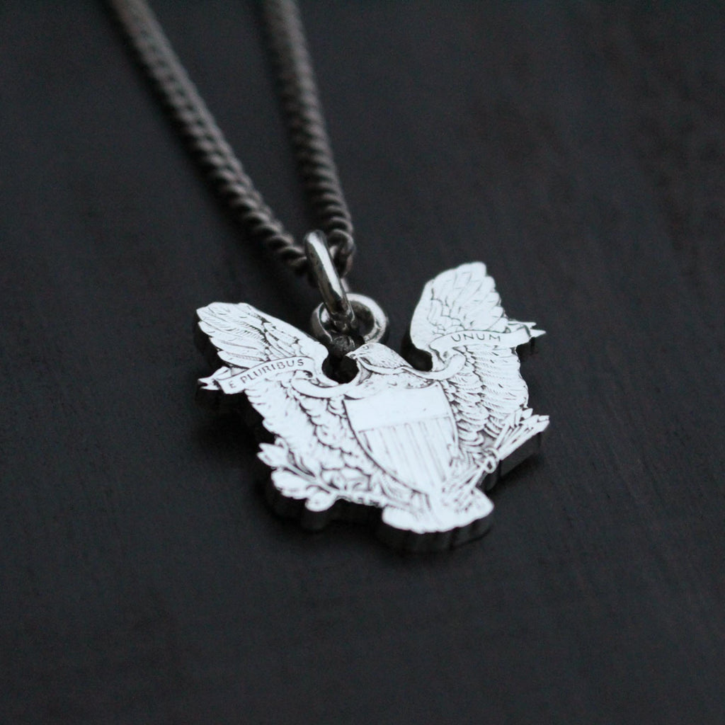 Un Pendentif qui Incarne l'Esprit Américain : Découvrez notre Pendentif 'American Silver Eagle' en Argent