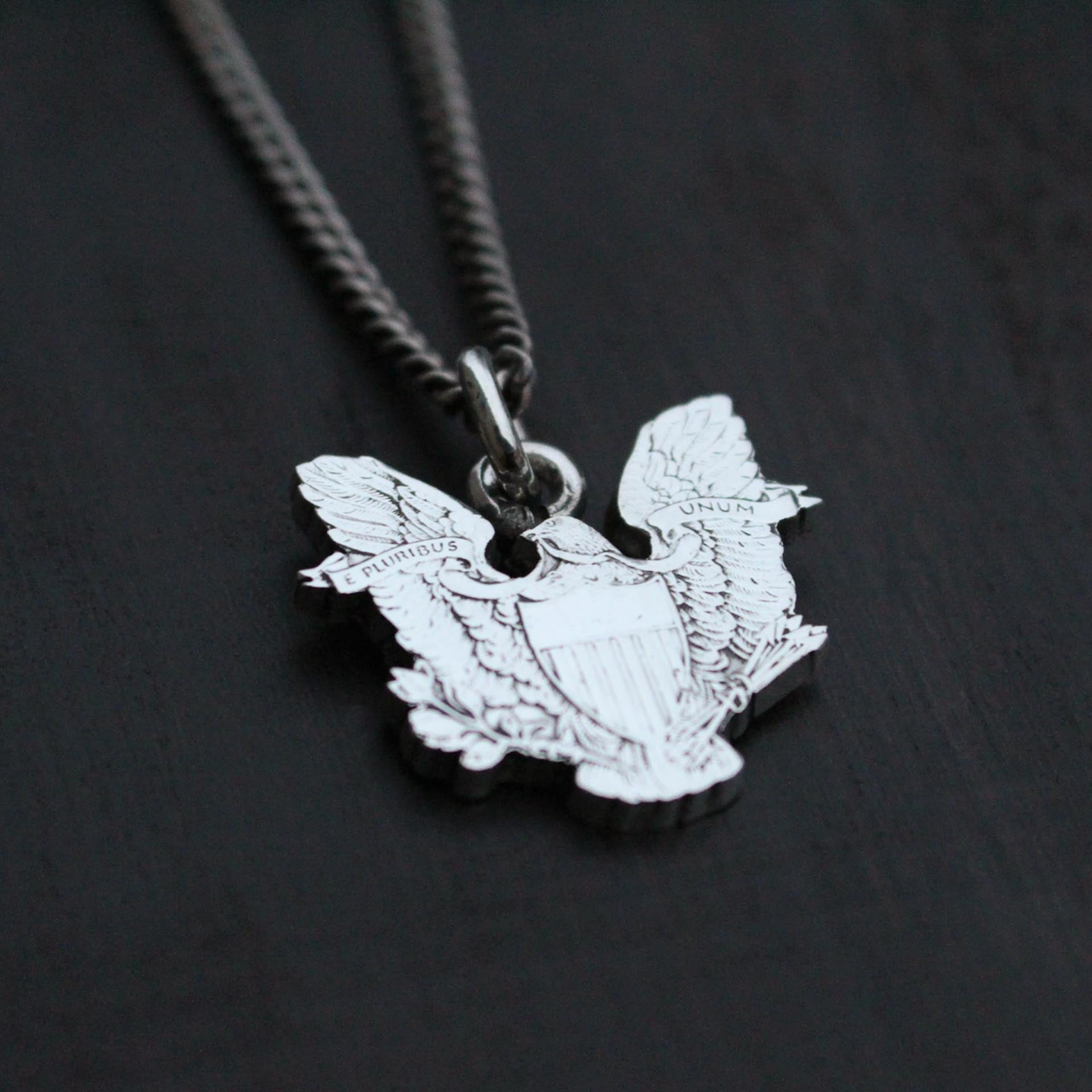Un Pendentif qui Incarne l'Esprit Américain : Découvrez notre Pendentif 'American Silver Eagle' en Argent