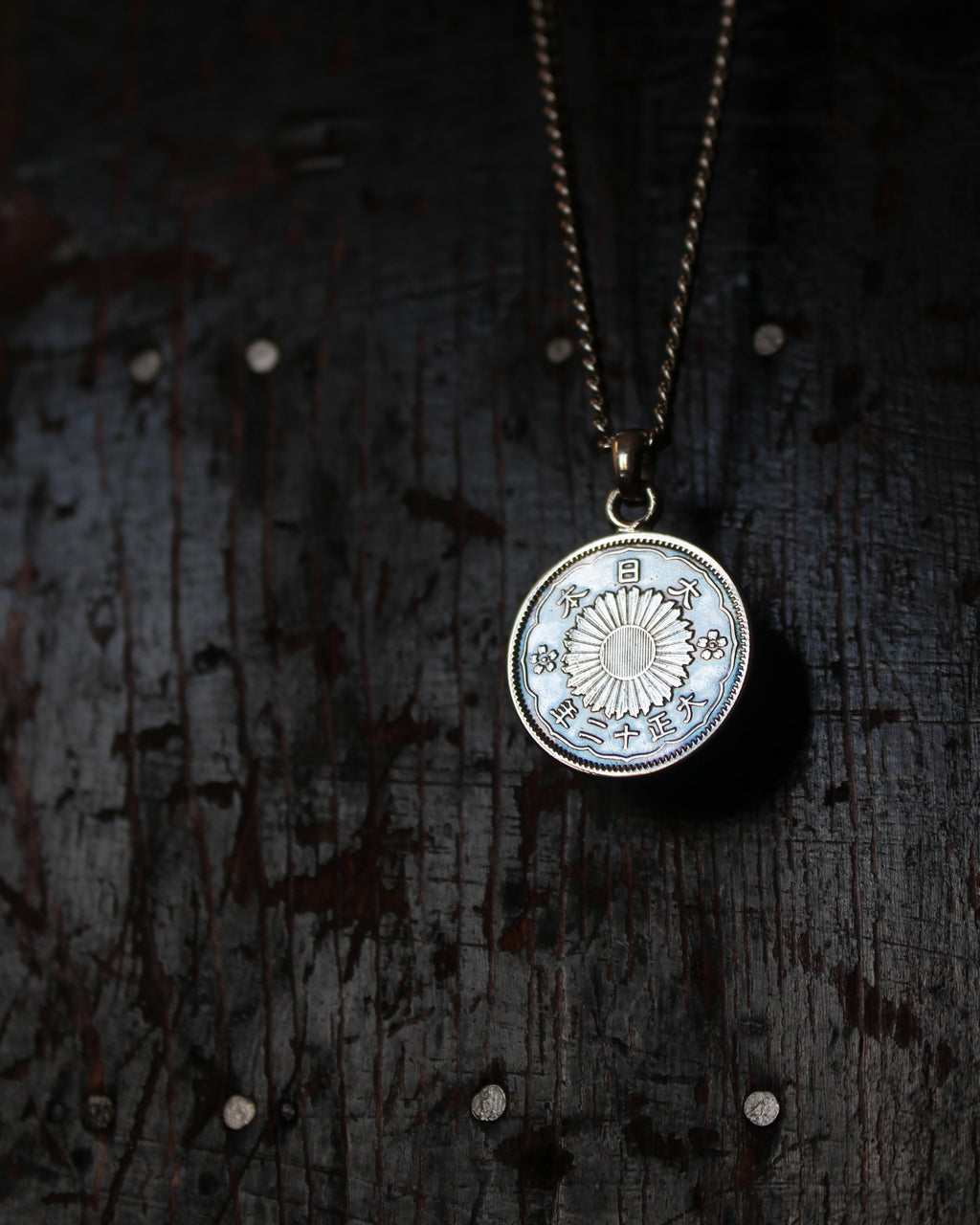 Pendentif Japonais en argent avec une pièce de monnaie 50 Sen Phénix