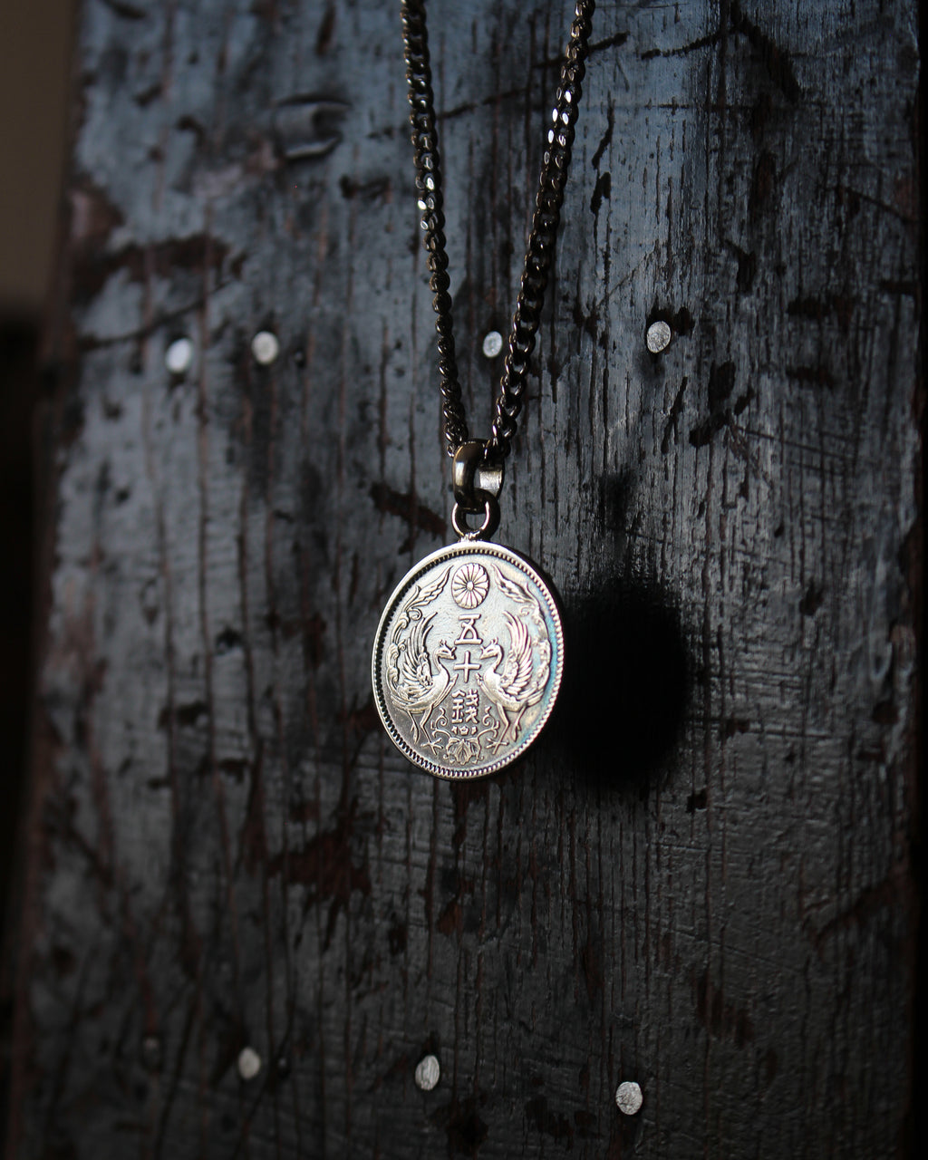 Pendentif Japonais en argent avec une pièce de monnaie 50 Sen Phénix