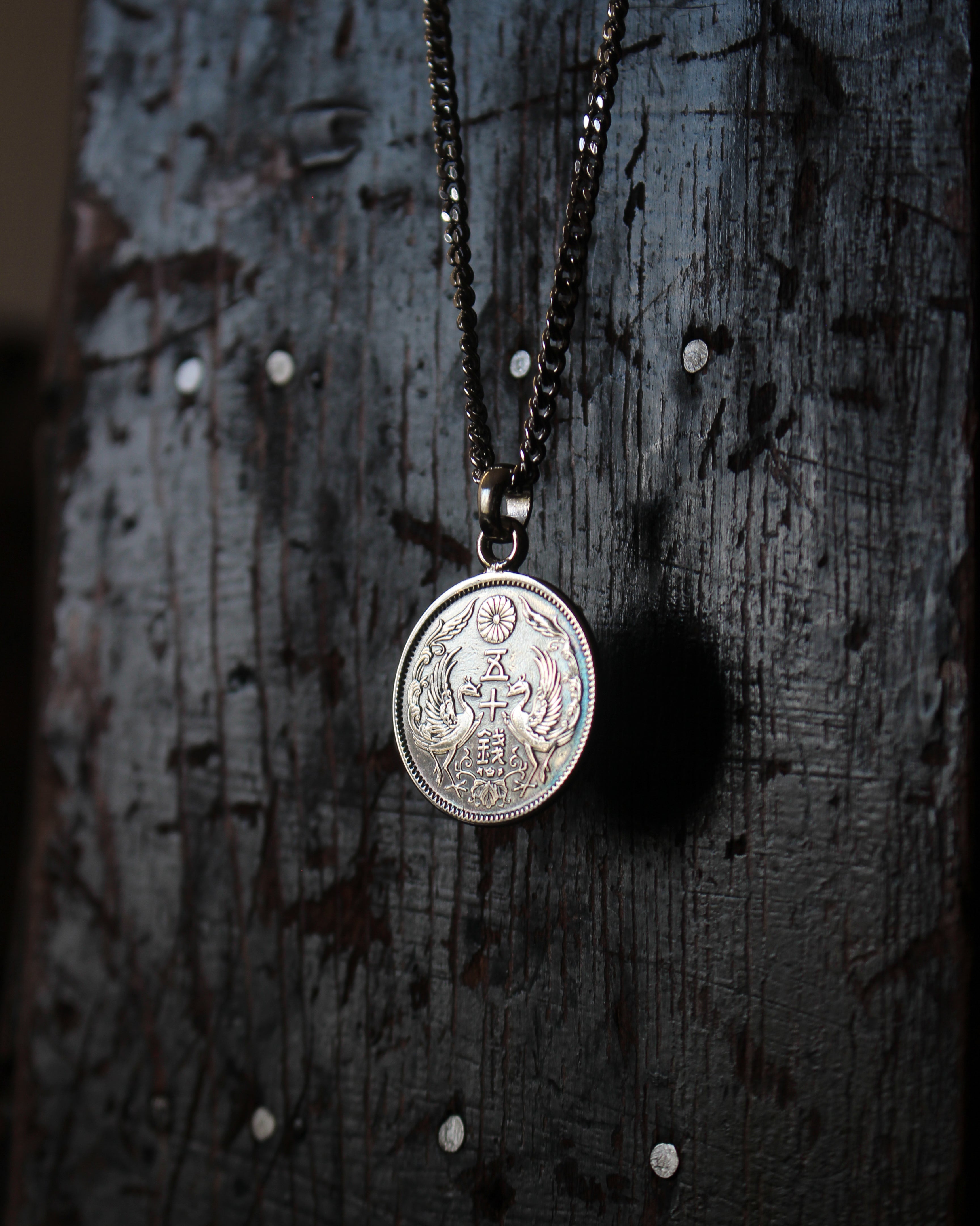 Pendentif Japonais en argent avec une pièce de monnaie 50 Sen Phénix