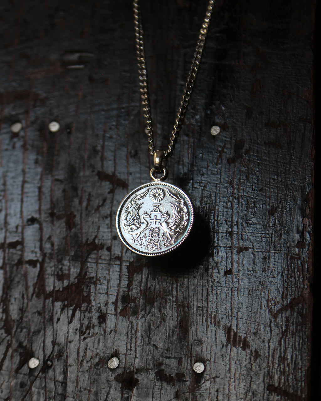 Pendentif Japonais en argent avec une pièce de monnaie 50 Sen Phénix