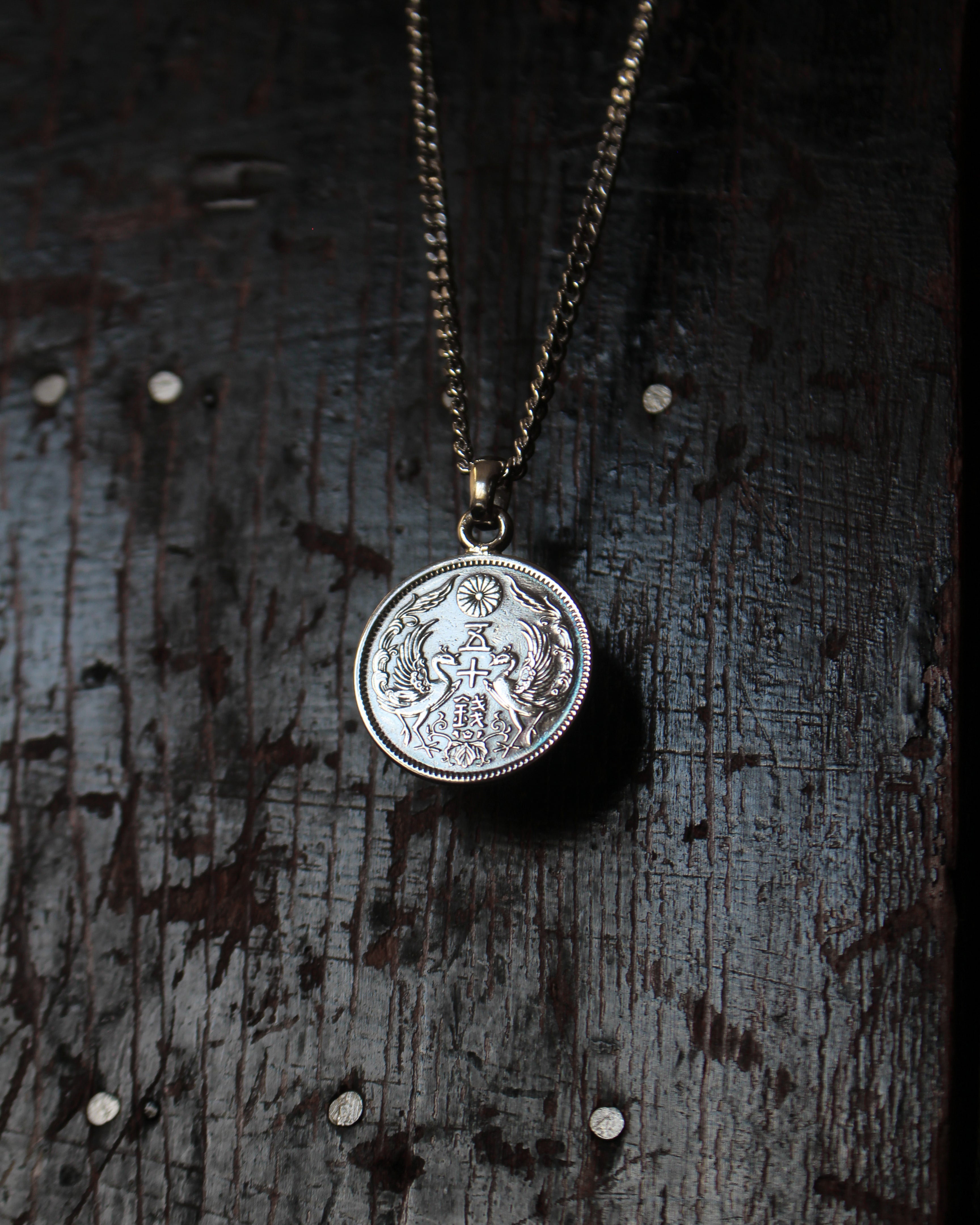 Pendentif Japonais en argent avec une pièce de monnaie 50 Sen Phénix