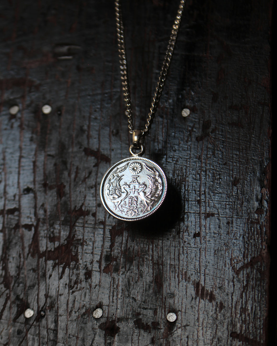 Pendentif Japonais en argent avec une pièce de monnaie 50 Sen Phénix