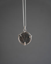Charger l&#39;image dans la galerie, Pendentif argent – Monnaie romaine de Constance II (340 ap. J.-C.)
