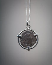 Charger l&#39;image dans la galerie, Pendentif argent – Monnaie romaine de Constance II (340 ap. J.-C.)
